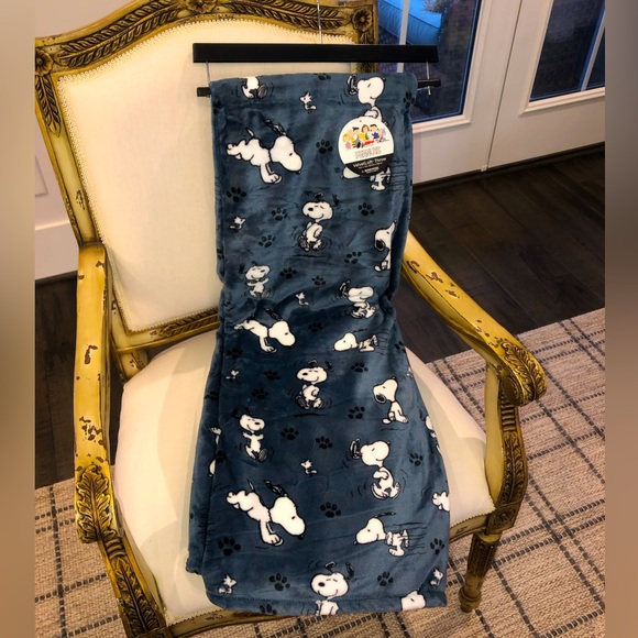Peanuts Bedding Nwt Peanuts Berkshire Snoopy Velvetloft Throw